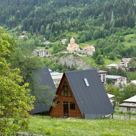 A-frame Wonder Mountain Chalet，梅斯蒂亞的飯店