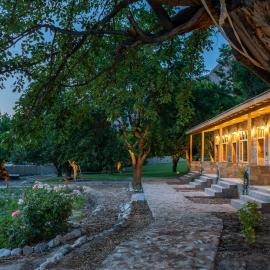 Coyote Den Ishkoman Hotel and Travelers Hostel, hotel v destinácii Chatorkhand