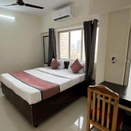 Pinakii Comfort Stay Malad - Near Nesco & Oberoi Mall