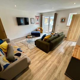 Otters Halt & Mouse Hole - Sleeps 12, Pet Friendly, hotel in Sparham