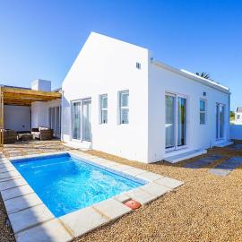 Sunlit Oasis Ocean and Golf Retreat, hotel in Stompneusbaai