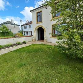 Abbeyfeale Home-Sleeps 6 -Private Garden, hotel v destinaci Abbeyfeale