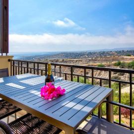 Beautiful Sea and Sunset Views from Apartment CE13, Theseus Village, Aphrodite Hills, hotel i Kouklia