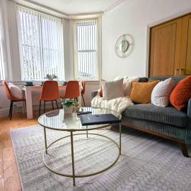 Luxury 2 Bed Apt, Sleeps 4, Secure PRKG-1 Car, Ascot Racecourse 5min walk, Legoland & Lapland 8mins, Windsor 15mins, hotel i Ascot