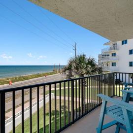 Oceanfront Flagler Beach Condo | Wraparound Balcony & Pool, hotelli kohteessa Flagler Beach