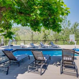 Kaweah River Cabin with pool