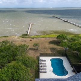 Waterfront Pool Hot Tub Private Pier Guest Bungalow, hotel in Bayside
