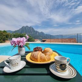 Casa ACQUA Iseo Lake - panoramic house with private pool, hotel u gradu Riva di Solto
