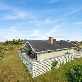 Cozy Holiday Home With A Large Enclosed Terrace, hotel a Hvide Sande