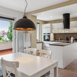 Modernes Apartment mit Kamin und Doppelbalkon