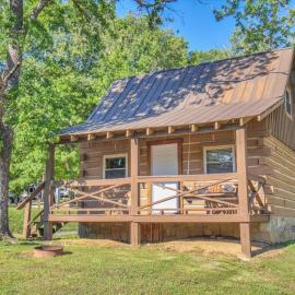 Charming Cabin with Parking, hotel a Pigeon Forge