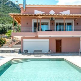 AURA Beach House, hotel in Skroponeria