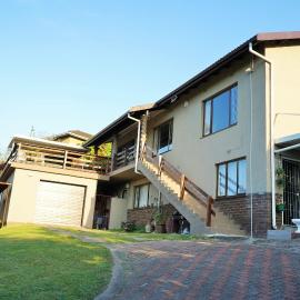 Breeze & Bliss Beach House 300m Walk to the Beach!, hotel in Pennington