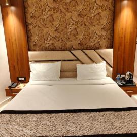 The Monark Inn, hotell sihtkohas Sandīla