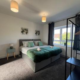 Perfect Contractor house-3 free parking space-EV charging-Secure-Quiet-Modern, hotel in Cheshunt