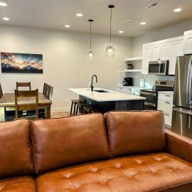 Peaks & Pines Modern Gem, 2 Kings, Bunks, Hot Tub, Walkable, Kid's Cove、ドリッグスのホテル