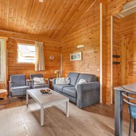 Fins Chalet op vakantiepark, hotel a Gramsbergen