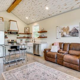 Recently Built Cabin w/ Pavilion in Granbury!: Granbury şehrinde bir otel