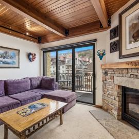 Landmark Vail - Charming Condo for 8 with Resort-style Amenities, hotel in Vail