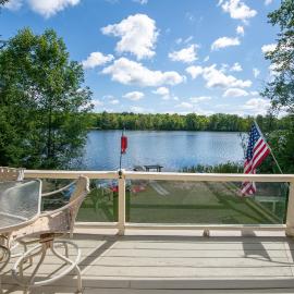 Private Lakefront House On Peaceful Private Lake, hotel di Charlevoix