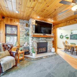 Lake Wandawega Retreat: Canoe, Fishing & Fire Pit!, hotel u gradu Elkhorn
