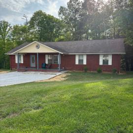 Resting Point - Hot Tub, Firepit, Spacious 4-BR Home, hotell i Rogers