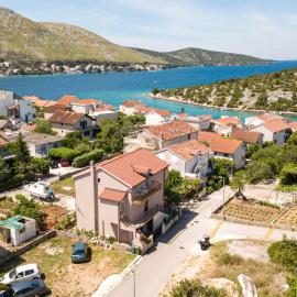 Apartments by the sea Grebastica, Sibenik - 4881, hotel a Bašelovići