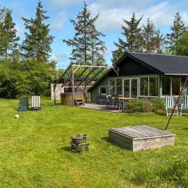 Lovely Home In Bording With Kitchen, hotel i Bording Stationsby