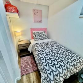 Tiny Private Room on the 1st Floor with Shared Bathroom 10 Mins To SeaTac Airport