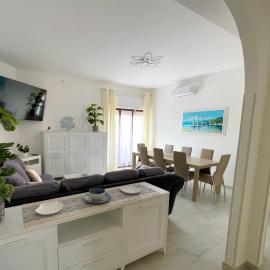 SEA PEARL Boutique Apartment - Bright and spacious, with modern Mediterranean décor, just 100 meters from the Lavinio seafront，安齊奧的飯店