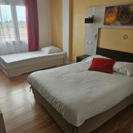 VICTORIA Hôtel, хотел в Перпинян