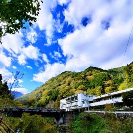山村自然楽校しもなの郷 Simona no Sato Riverside Old School Retreat, хотел в Nanokawado