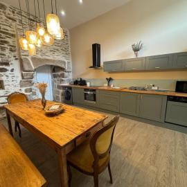 Appartement, terrasse de plain-pied，Plounéventer的飯店