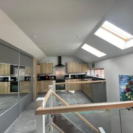Entire cottage close to Coventry City Centre with 4 en suite bedrooms and gated parking