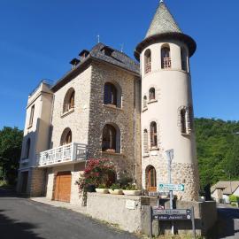 Lou Castelou Pont d'Estaing, hotel in Sébrazac