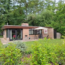 Zonnige vrijstaande bungalow in prachtige omgeving!, hotel u gradu Rekem