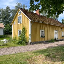 Trevligt eget hus med kakelugn i lantlig miljö, hotell i Vikingstad