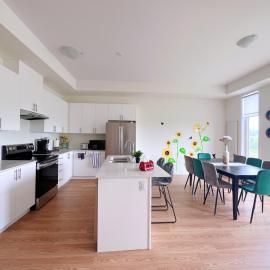 Modern entire house close to Costco convenient stay, hotel in Richmond Hill