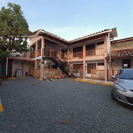 Casa Vieja Alba Inés con Estacionamiento Buga、ブガのホテル