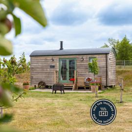Coldharbour Luxury Shepherds Hut with Hot Tub, hotel in Stone