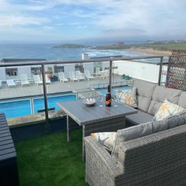 Stunning Sea View Apartment in Newquay with 2 Heated Pools, hotel in Crantock
