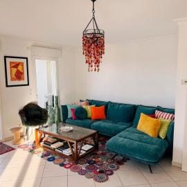 Spacious Seaside Condo with Garden & Sea-View, готель в Антібі