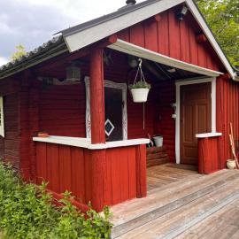 Husarstuga, house at riverside near many lakes at a golden place, hotelli kohteessa Ädelfors