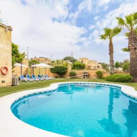 Zest Holiday Home, hotel em Qala