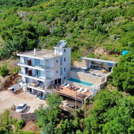 Ionian Pearl, hotel en Dhërmi