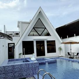 The Prism Cabin - Private Resort in North Caloocan Philippines，Camarin的飯店