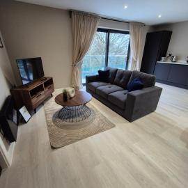 #23 Lux stylish 2 bed 2 bath with balcony NEC n12 - Sleeps 4 - "Perfect for contractors and Families - Free Parking"