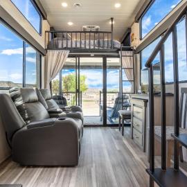 Tiny Home Lodge near Zion and Bryce National Parks Hot Tub Coyote Moon, hotel v destinácii Apple Valley