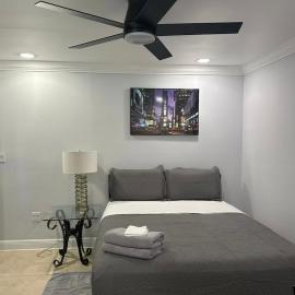 Private Queen Room Steps from University of Miami and Free Parking, hotel in Miami
