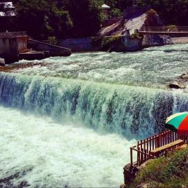 Hotel Dee waterfall view kutten, hotelli kohteessa Kundālshai